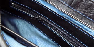 Как правильно обработать на подкладке сумки прорезной карман с накладной кожаной рамкой