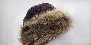 Зимняя шапка с широкой меховой оторочкой