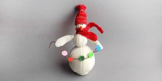 Снеговик с новогодней гирляндой