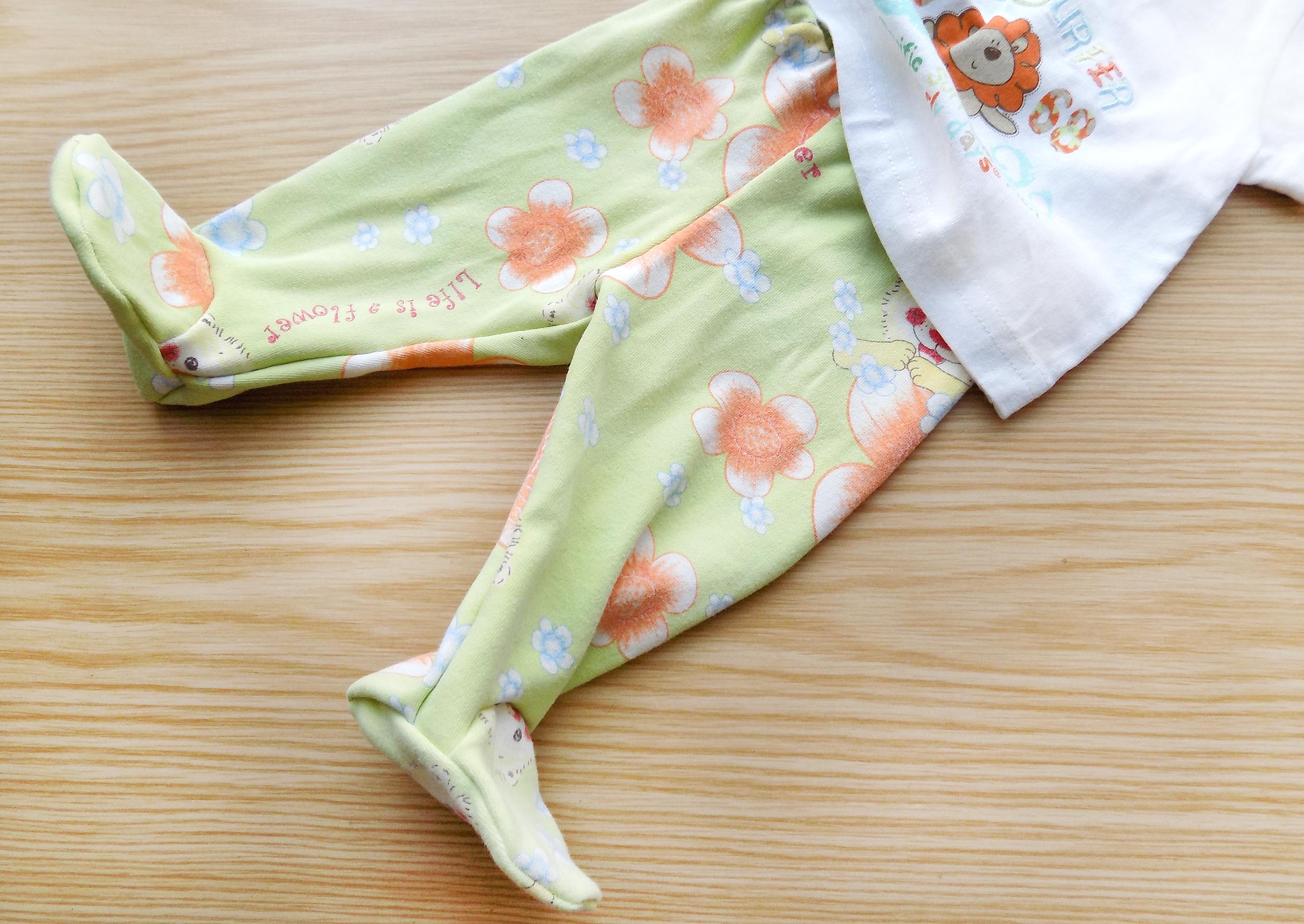 Какие ткани выбирают для пошива одежды новорожденным?