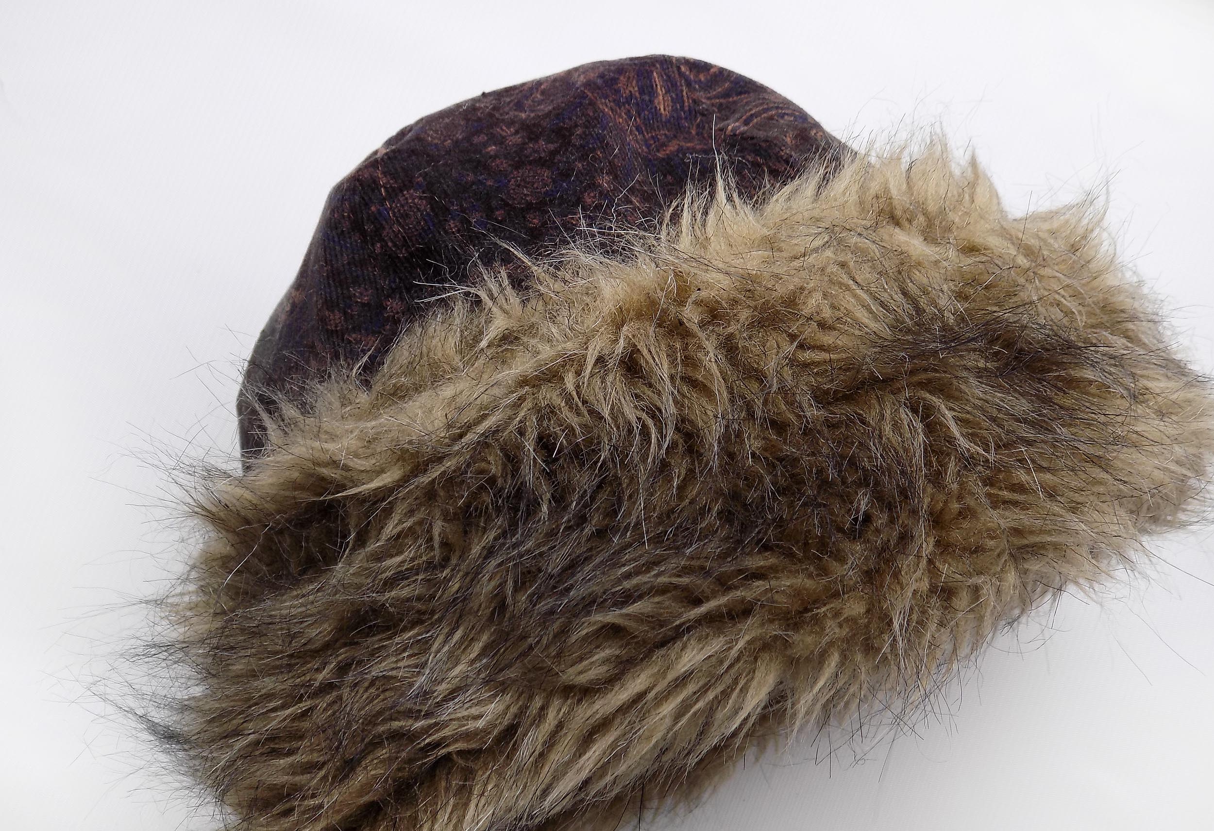 Зимняя шапка с меховой отделкой
